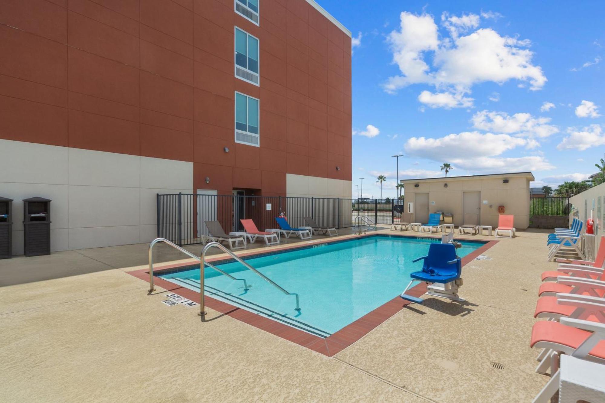 Holiday Inn Express & Suites - Houston Nasa - Boardwalk Area By Ihg Seabrook Bagian luar foto